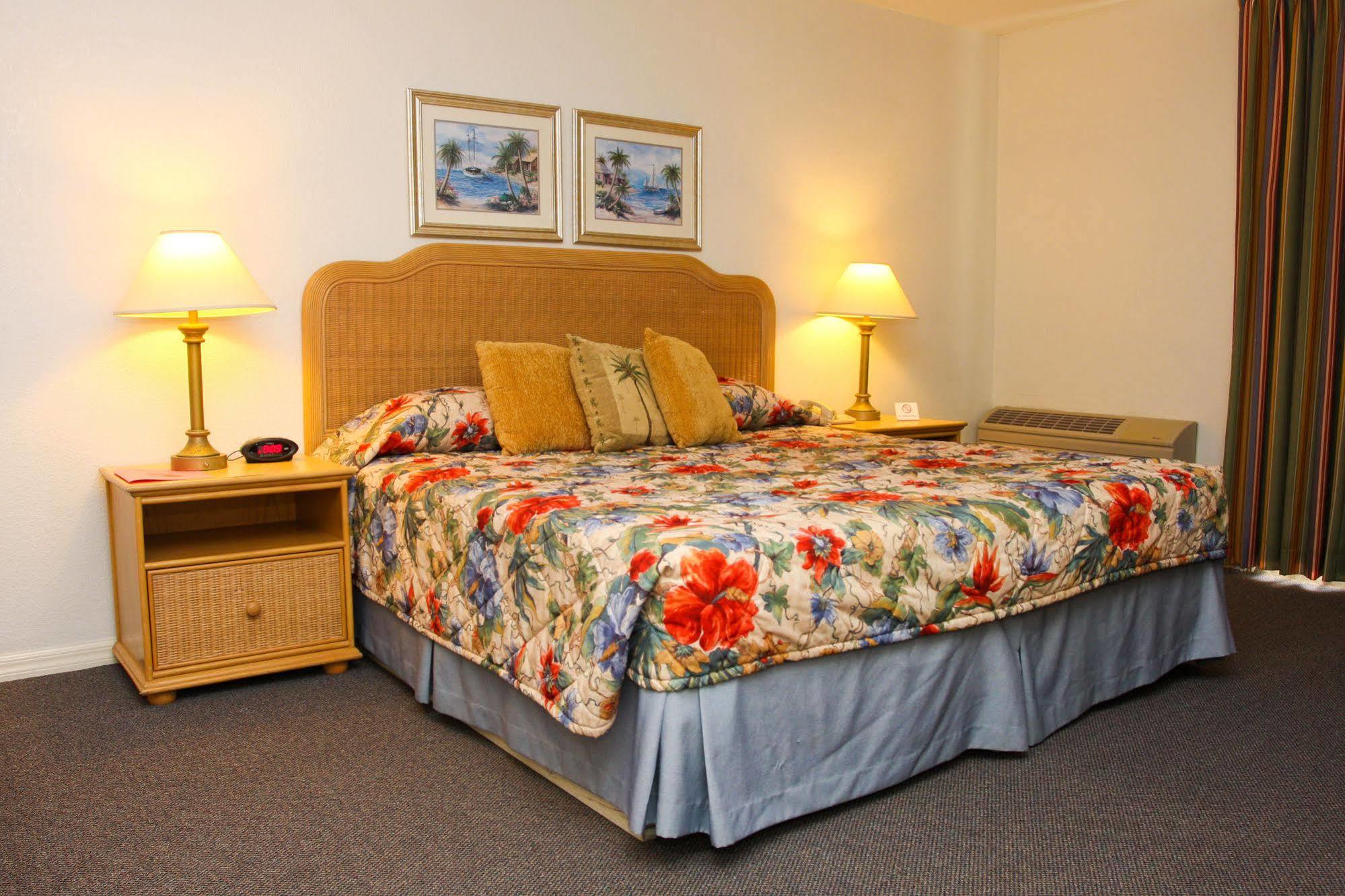 Castaways Resort And Suites Freeport Exterior photo